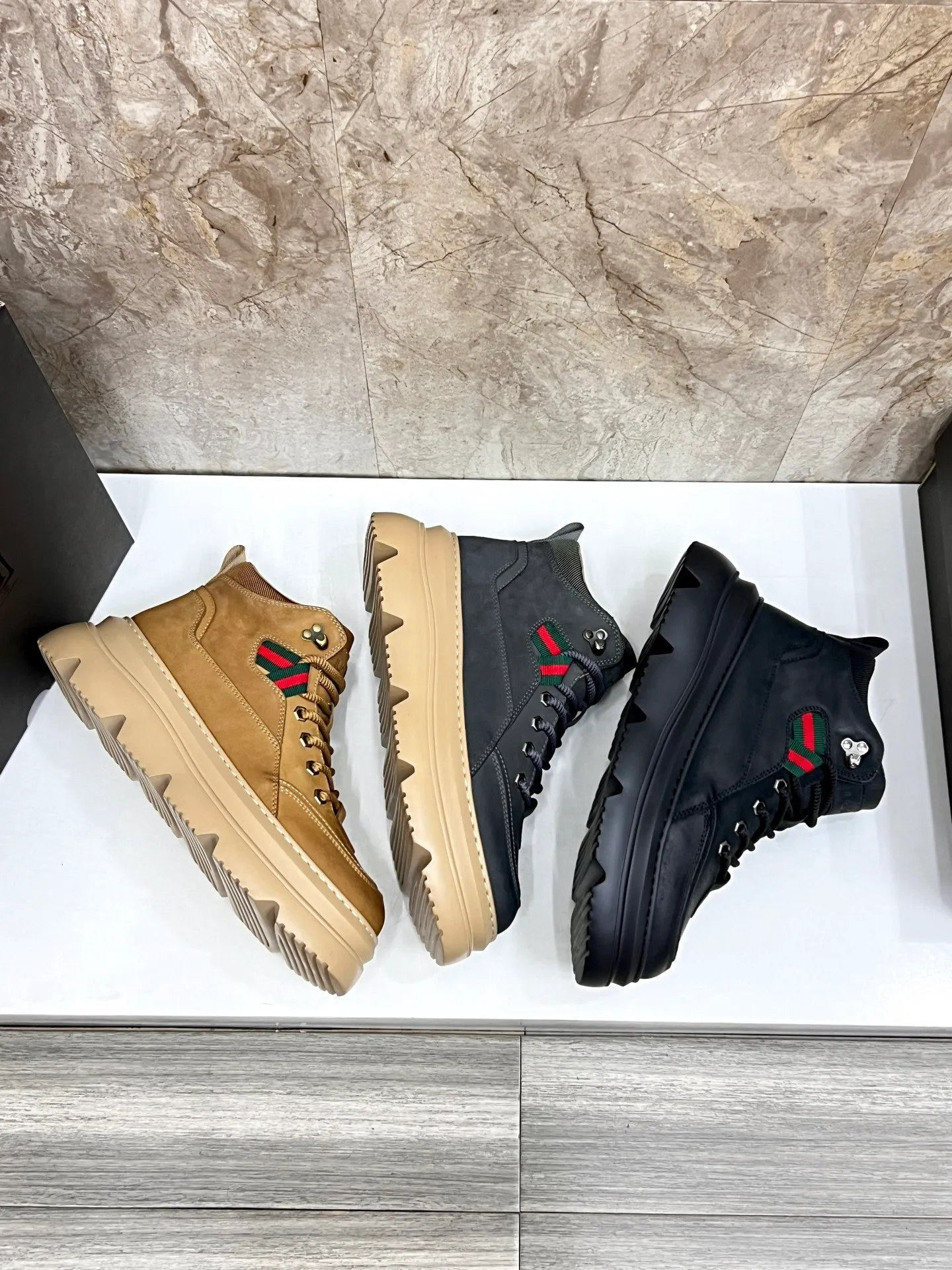 💰700 new UGG fur-integrated men's simple and fashionable snow shoes. The most worth buying at the end of this year are warm casual shoes. Whether you are out and about at home, their comfortable and warm performance will be your most suitable fashion companion! The material is cowhide upper and imported wool is used inside. Two layers of cowhide for warmth and comfort! The eva+ rubber patch outsole is cushioned, non-slip and wear-resistant, and has good elasticity. It is light and wear-resistant, comfortable and soft, and the new simple cut is more fashionable. It has both practicality and fashion sense, so you no longer have to worry about how to match it in winter, while still maintaining your fashionable taste. High-quality genuine wool produced in Dongguan. The material depends on the details! Size: 39-40-41-42-43-44